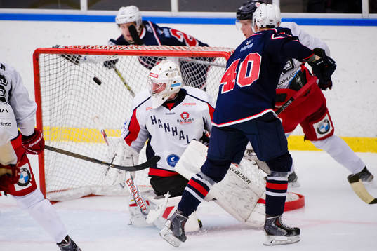 Bäckens Ted Jokiniemi gör 3-0 bakom Hanhals målvakt