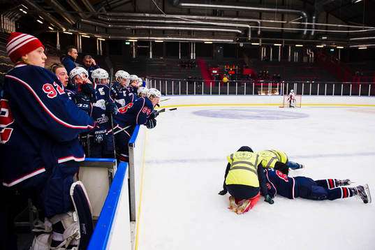 Bäckens Robert Sörensen ligger på isen och ses om av en