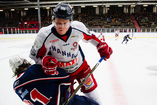 Hanhals Filip Lundgren tacklar Bäckens Sebastian Wallén