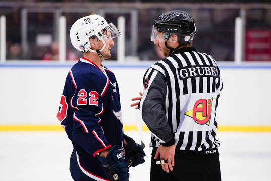 Bäckens Peter Boman diskuterar med linjedomare Fredrik