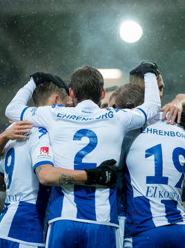 IFK Göteborgs Sören Rieks omfamnas