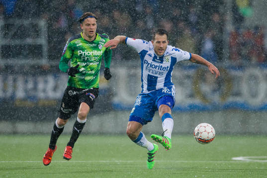 IFK Göteborgs Tobias Hysén slår en passning