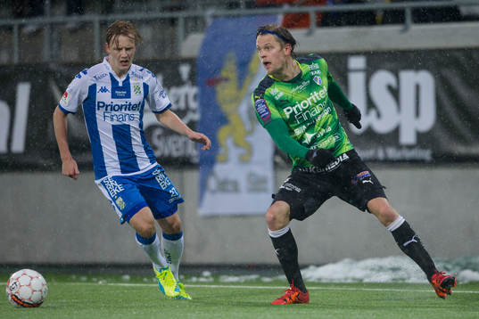 Halmstads Kristoffer Fagercrantz före IFK Göteborgs Billy