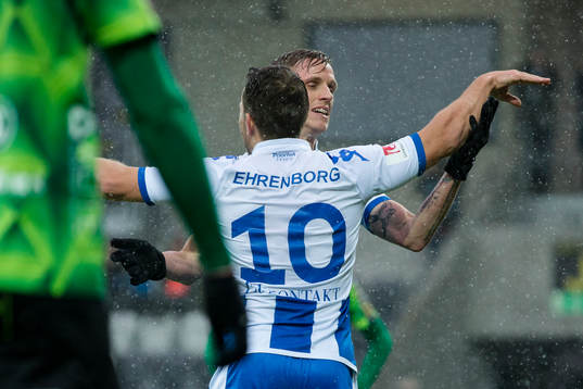 IFK Göteborgs Sören Rieks jublar och omfamnas av Tobias