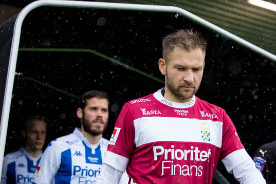 IFK Göteborgs målvakt John Alvbåge på väg in till