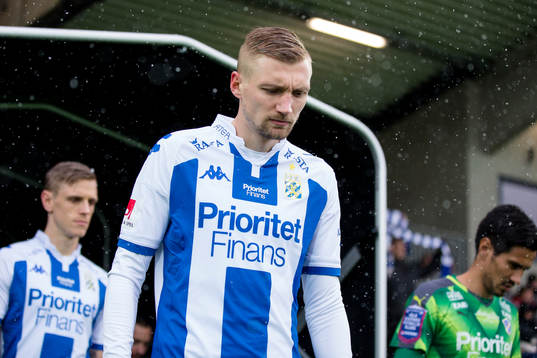 IFK Göteborgs Sebastian Eriksson på väg in till planen