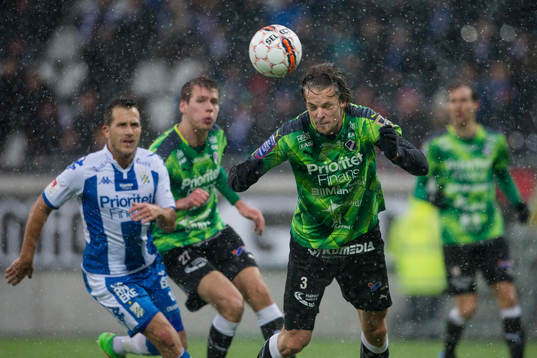 Halmstads Fredrik Liverstam nickar undan bollen