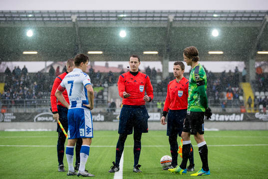 Domare Andreas Ekberg singlar slant med IFK Göteborgs