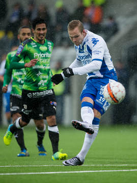 IFK Göteborgs Gustav Engvall skjuter 1-0