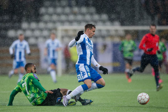 Halmstads Junes Barny glidtacklar IFK Göteborgs Jakob