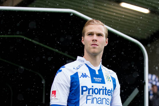 IFK Göteborgs Gustav Engvall på väg in till planen innan