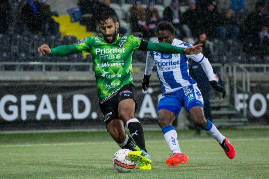 Halmstads Muhamed Ali Khan före IFK Göteborgs Lawson Sabah