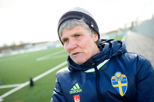Sveriges förbundskapten Pia Sundhage blir intervjuad