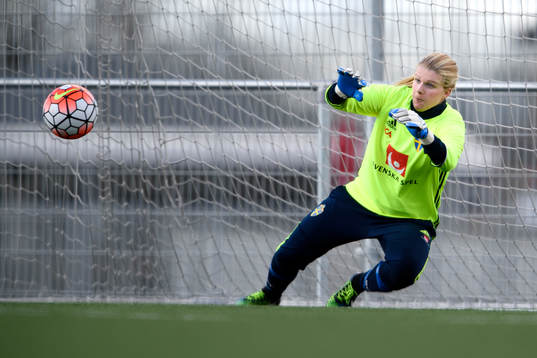 Sveriges målvakt Emelie Lundberg