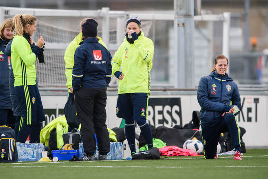 Sveriges Lisa Dahlkvist och Lotta Schelin vid sidan av