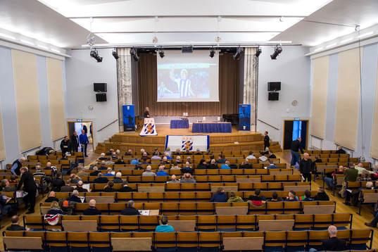 Salen börjar fyllas