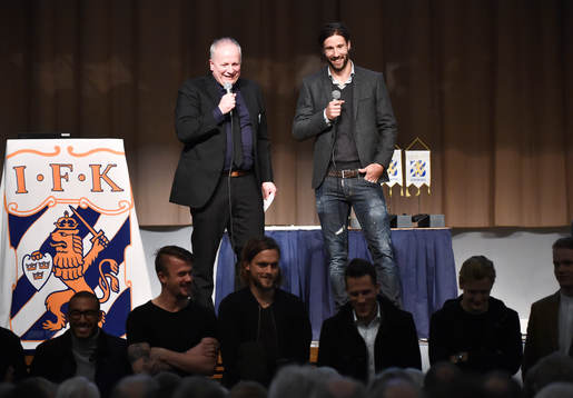 A-laget med kapten Mattias Bjärsmyr på scenen
