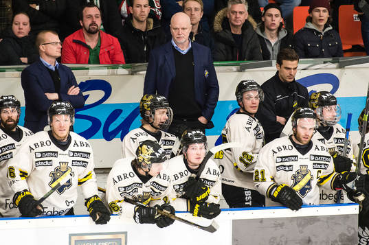 s tränare Roger Melin (mitten)
