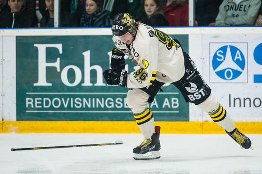 s Robin Kovacs grinar illa