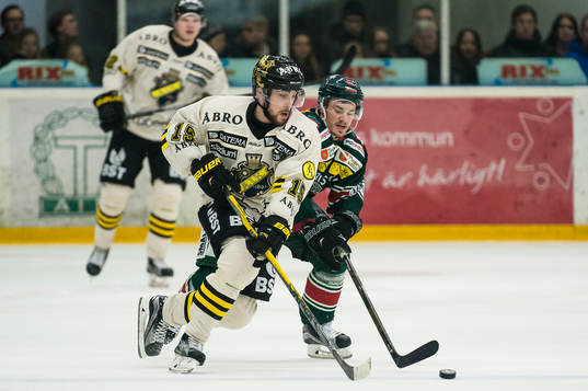 s Jonathan Andersson jagas av Tingsryds Joakim Högberg