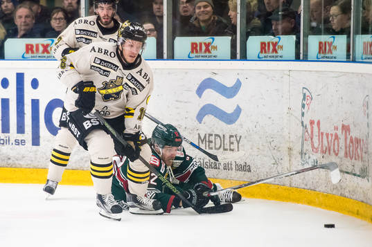s Jonas Almtorp i kamp om pucken med Tingsryds Markus