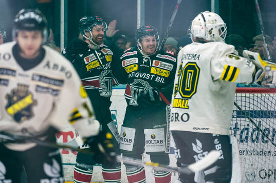 Tingsryds Joakim Högberg och Kari Sihvonen jublar