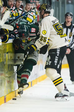 s Simon Fredriksson tacklar Tingsryds Hannes Johansson