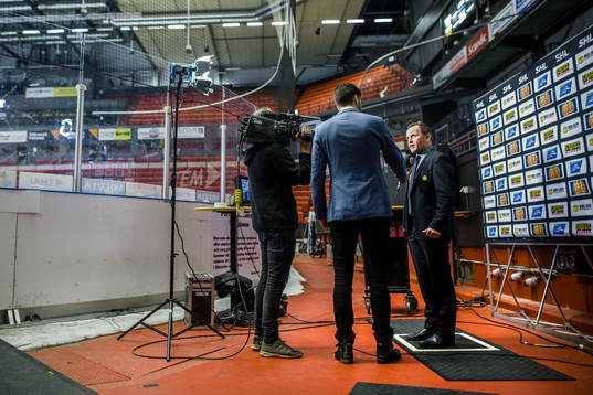 Brynäs tränare Thomas Berglund blir intervjuad utav CMore