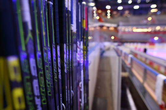 Ishockeyklubbor med spelarbåsen i bakgrunden innan