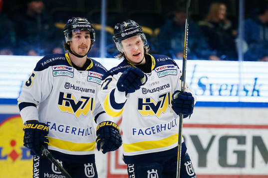 s Emil Johansson gör 0-1 och jublar med Adam Almquist