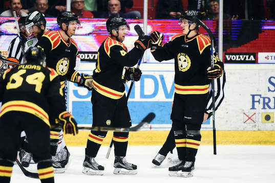 Brynäs spelare jublar