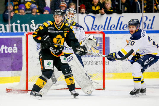 s Lawrence Pilut och målvakt Erik Ersberg