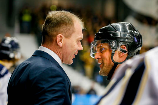 s tränare Johan Lindbom pratar med domaren Mikael Nord