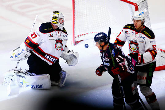 Linköpings Broc Little gör mål bakom Malmö Redhawks
