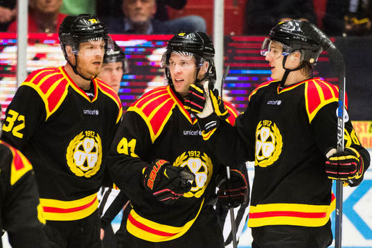 Brynäs Nick Johnson  , Greg Scott och Oskar Lindblom jublar