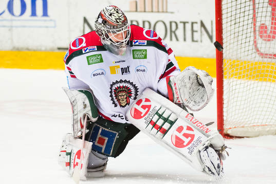 Frölundas målvakt Lars Johansson räddar skott