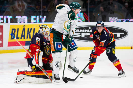 Djurgårdens målvakt Mikael Tellqvist blir täckt av