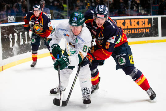Färjestads Mikael Johansson i kamp om pucken med