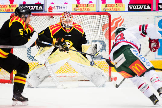 Frölundas Andreas Johnson provar skott på Brynäs