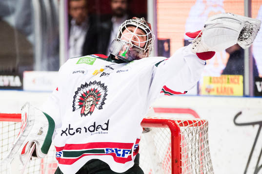 Frölundas målvakt Lars Johansson räddar skott