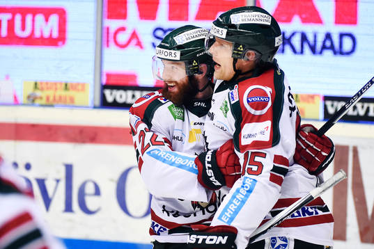 Frölundas Robin Figren och Joey Crabb jublar