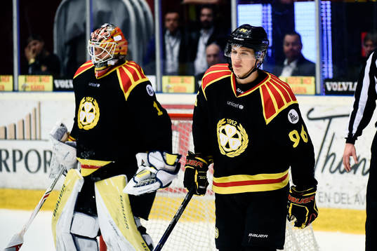 Brynäs målvakt Felix Sandström och Oskar Lindblom deppar