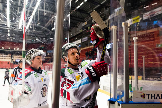 Frölundas målvakt Lars Johansson och Nicklas Lasu jublar