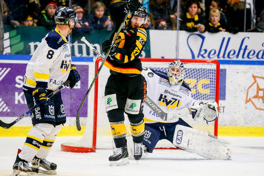 s  Jere Karalahti och målvakt Erik Ersberg