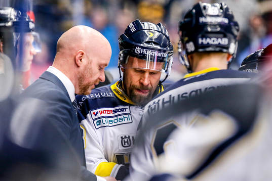 s assisterande tränare Tim Brithén och Jere Karalahti