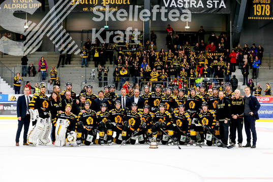 Skellefteås lagbild med målvaktstränaren Krister Holm,