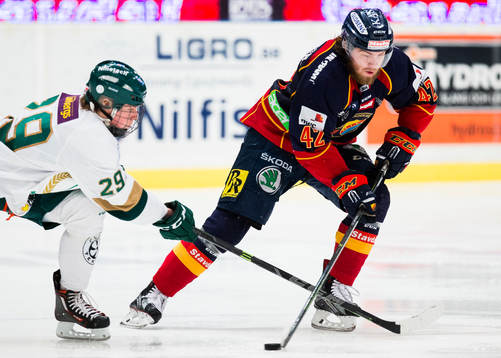 Färjestads Oskar Steen försöker ta pucken från