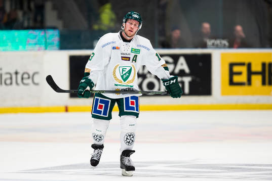 Färjestads Linus Persson ser deppig ut