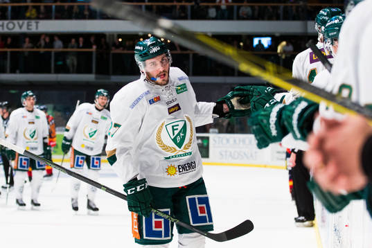Färjestads John Persson gratuleras