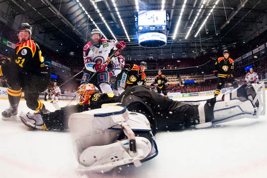 Brynäs målvakt Felix Sandström släpper in